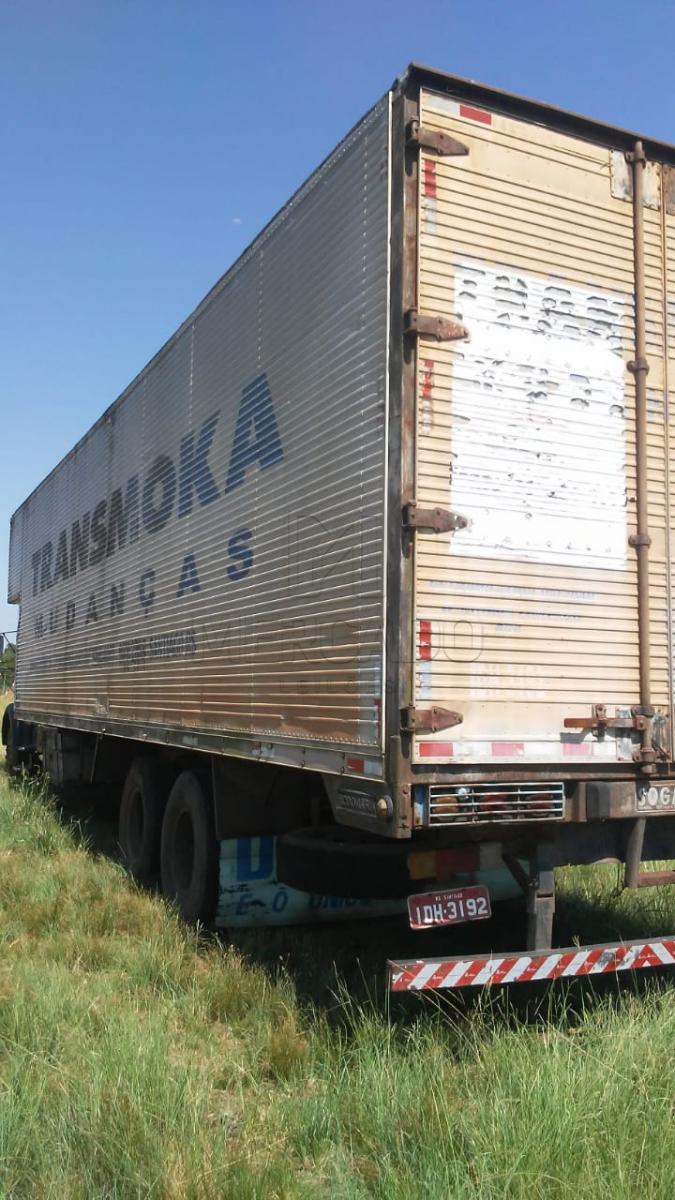 Um caminhão Mercedes-Benz L-1113, com baú, placa IDH3192, cor azul, ano 1975. Depositário Mercado Leilões.