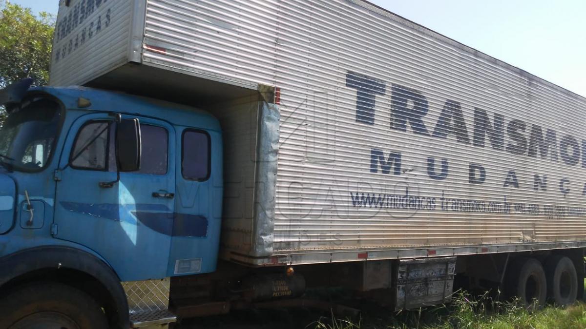 Um caminhão Mercedes-Benz L-1113, com baú, placa IDH3192, cor azul, ano 1975. Depositário Santa Maria Leilões.