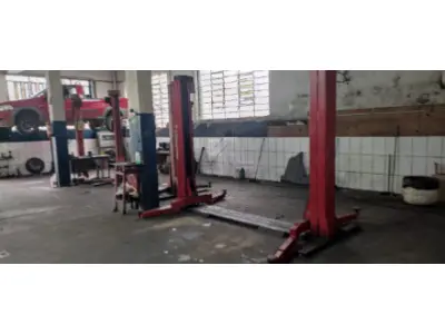 LOTE 001 - 3 elevadores do tipo Elevacar, sendo 2 da marca Rohden e 1 da marca Engecass, 1 compressor de ar de potência 2HP, 2 macacos hidráulicos do tipo Jacaré e 1 guincho hidráulico.