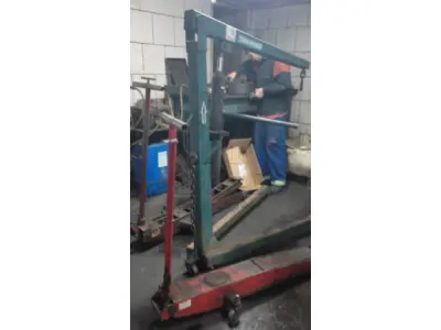 LOTE 001 - 3 elevadores do tipo Elevacar, sendo 2 da marca Rohden e 1 da marca Engecass, 1 compressor de ar de potência 2HP, 2 macacos hidráulicos do tipo Jacaré e 1 guincho hidráulico.