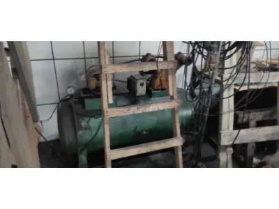 LOTE 001 - 3 elevadores do tipo Elevacar, sendo 2 da marca Rohden e 1 da marca Engecass, 1 compressor de ar de potência 2HP, 2 macacos hidráulicos do tipo Jacaré e 1 guincho hidráulico.
